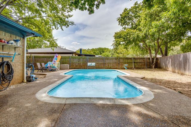435 SE Gardens Boulevard, Burleson, TX 76028