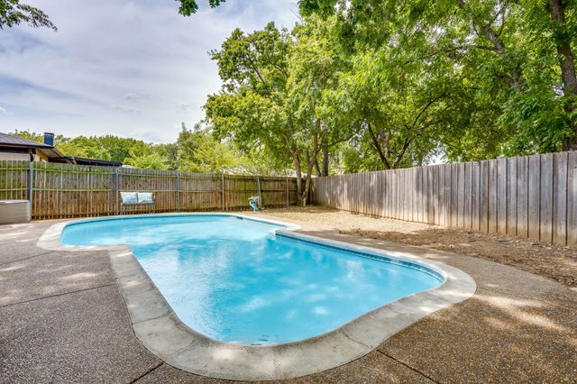 435 SE Gardens Boulevard, Burleson, TX 76028