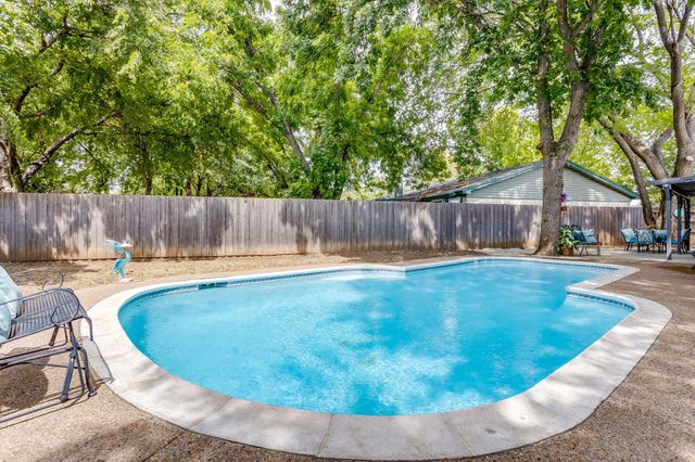 435 SE Gardens Boulevard, Burleson, TX 76028