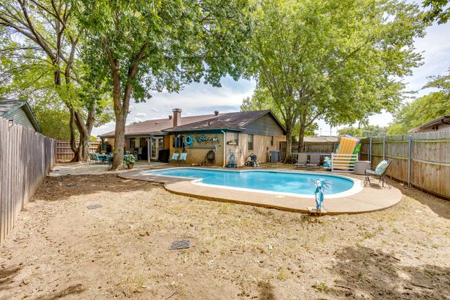 435 SE Gardens Boulevard, Burleson, TX 76028