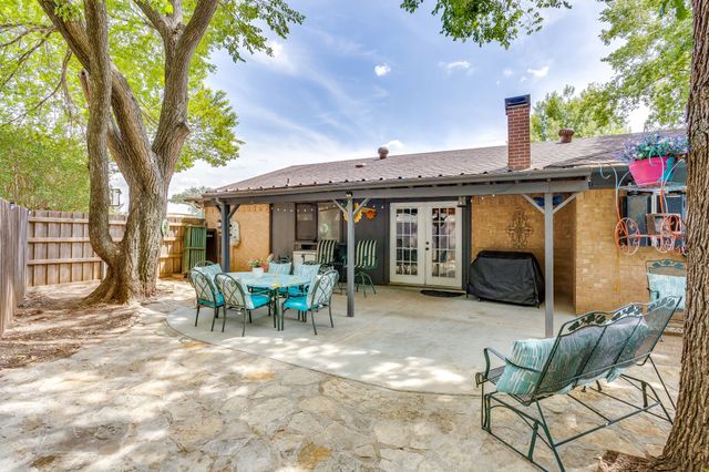 435 SE Gardens Boulevard, Burleson, TX 76028