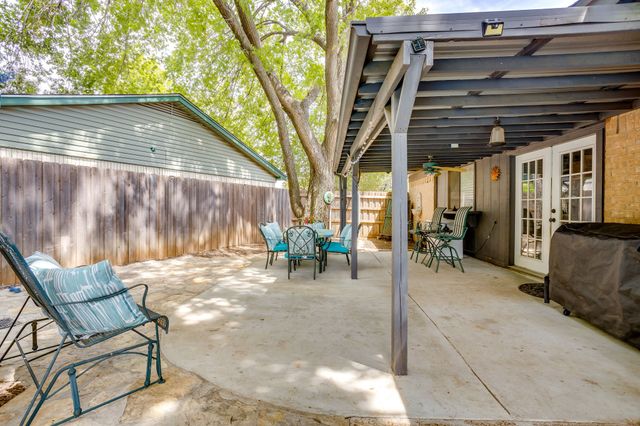 435 SE Gardens Boulevard, Burleson, TX 76028