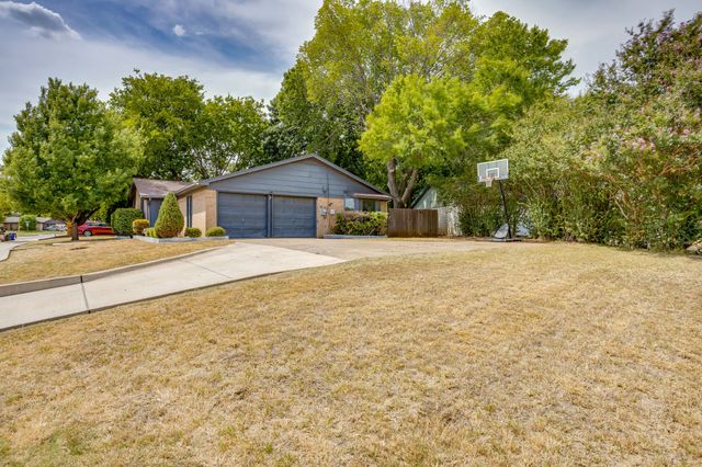 435 SE Gardens Boulevard, Burleson, TX 76028