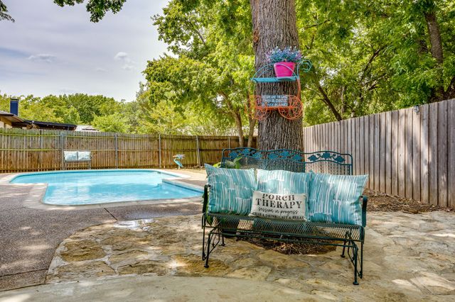 435 SE Gardens Boulevard, Burleson, TX 76028