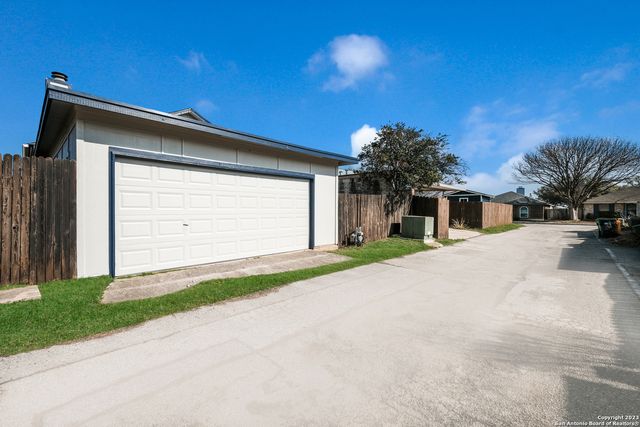 629 Fern Meadow Dr, Universal City, TX 78148