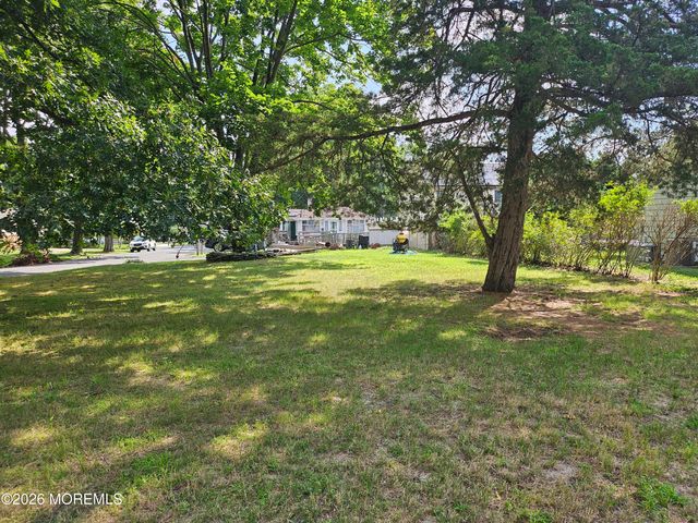 66 Whalepond Road, Oakhurst, NJ 07755