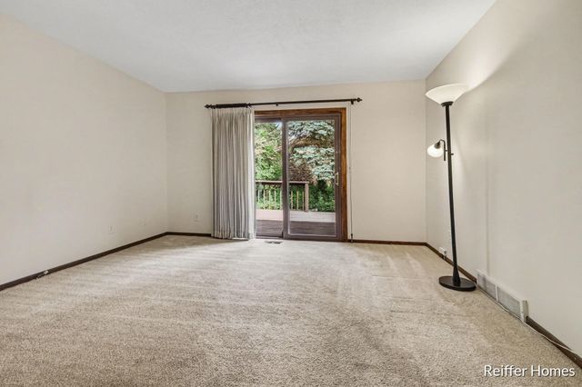 2638 Chatham Woods Drive SE, Grand Rapids, MI 49546