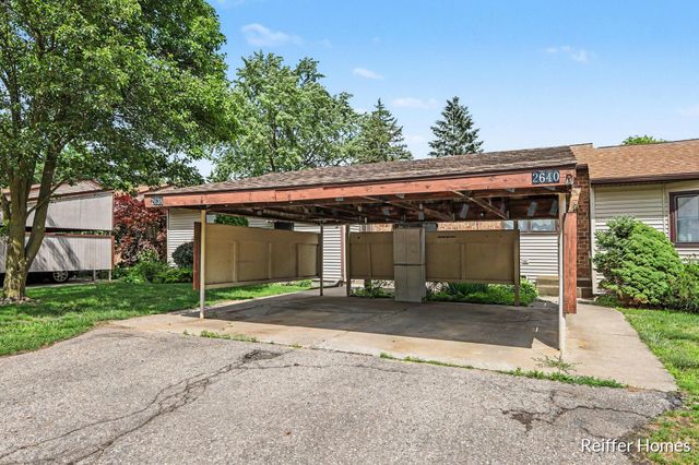 2638 Chatham Woods Drive SE, Grand Rapids, MI 49546
