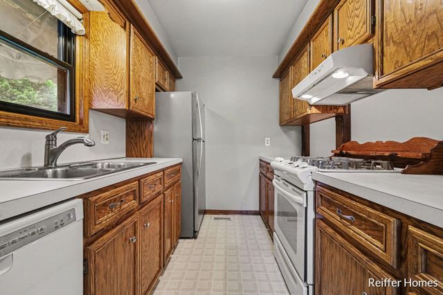 2638 Chatham Woods Drive SE, Grand Rapids, MI 49546