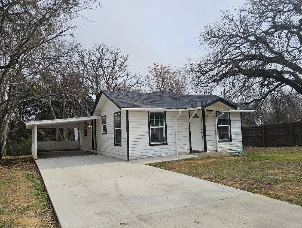 207 Pine Street, Keene, TX 76059