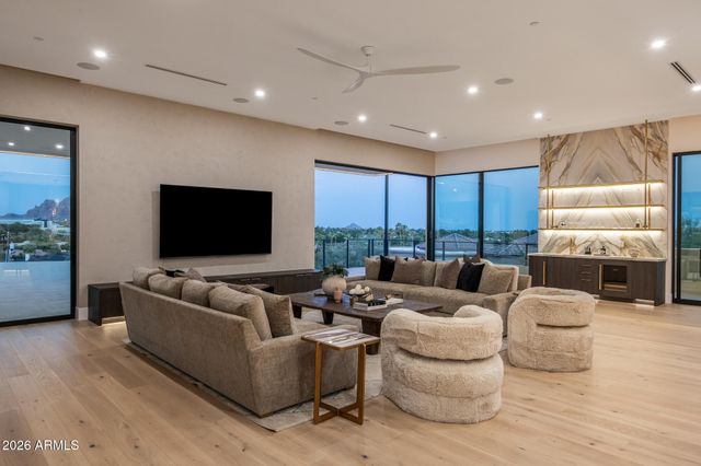 6037 N 21ST Place, Phoenix, AZ 85016
