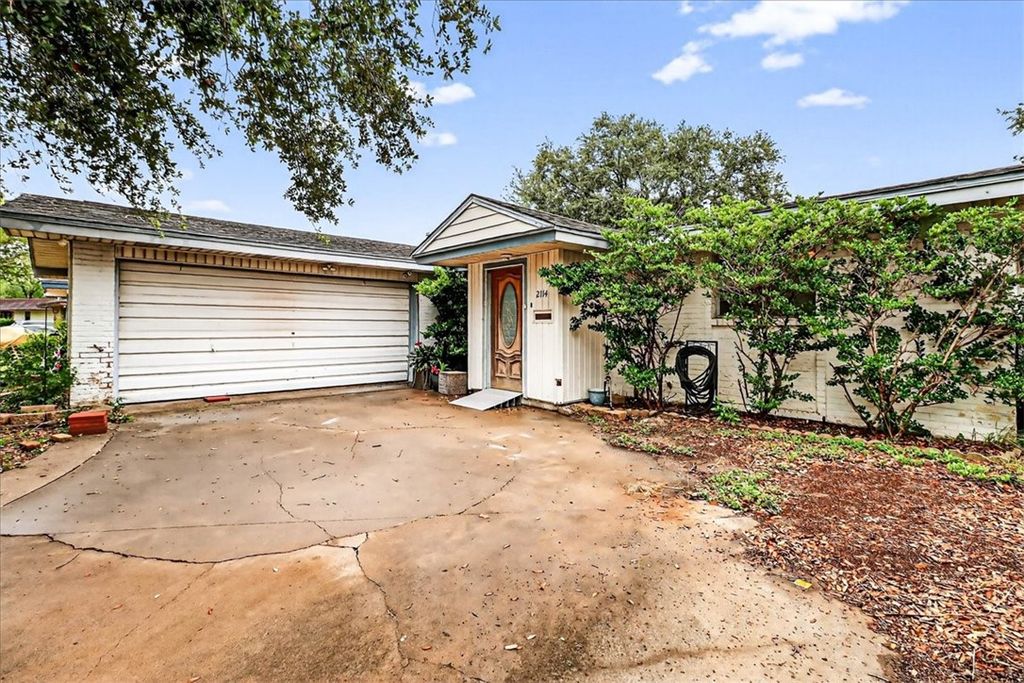 2114 Colorado St, Kingsville, TX 78363