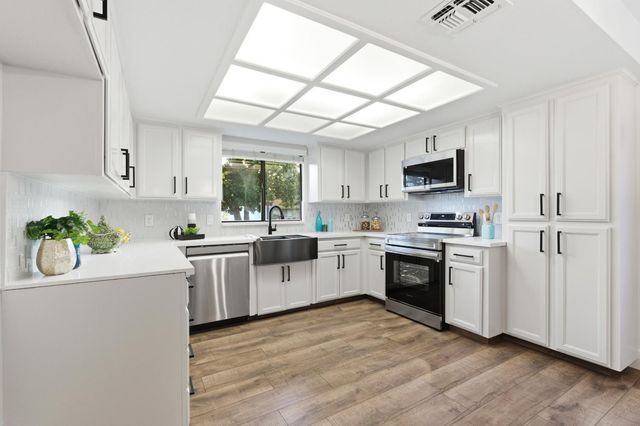 2094 E El Paso Avenue, Fresno, CA 93720