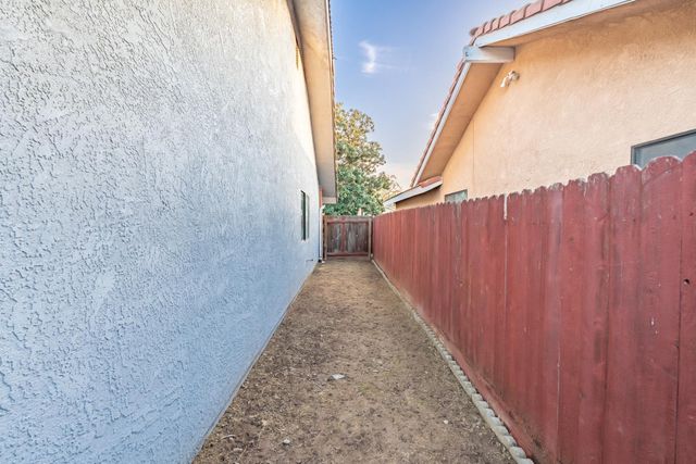 2094 E El Paso Avenue, Fresno, CA 93720