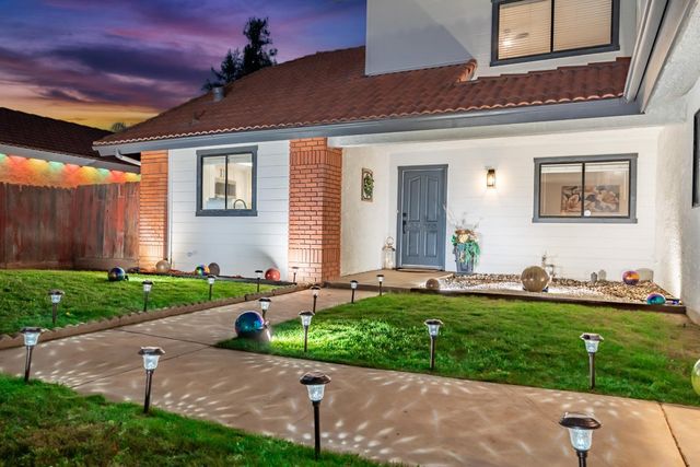 2094 E El Paso Avenue, Fresno, CA 93720