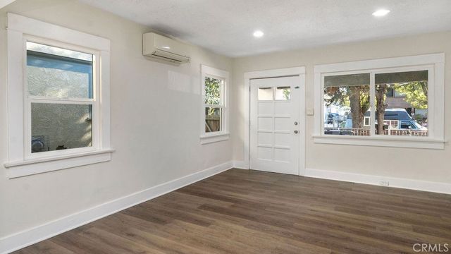 911 W 40th, Los Angeles, CA 90037