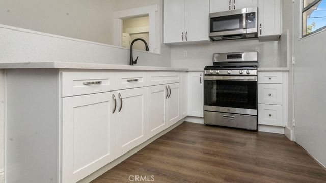 911 W 40th, Los Angeles, CA 90037