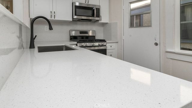 911 W 40th, Los Angeles, CA 90037