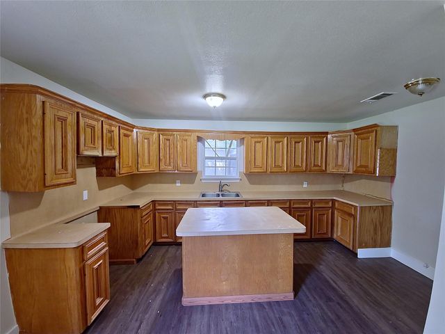 1003 W Hart Avenue, Pasadena, TX 77506