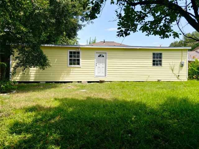 1003 W Hart Avenue, Pasadena, TX 77506