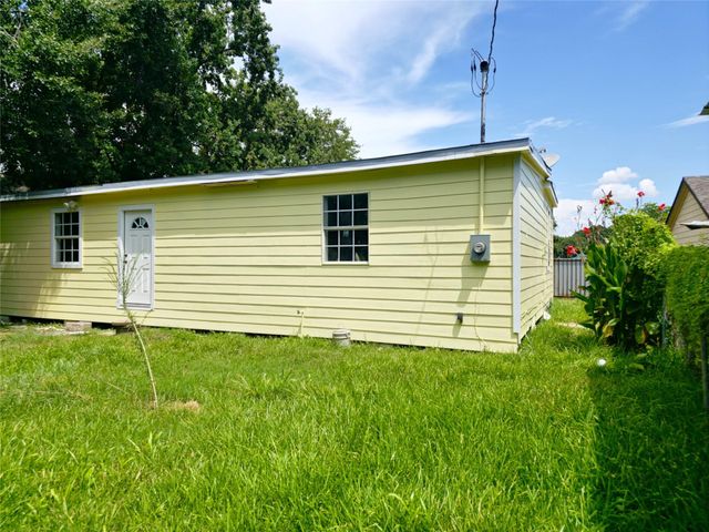 1003 W Hart Avenue, Pasadena, TX 77506