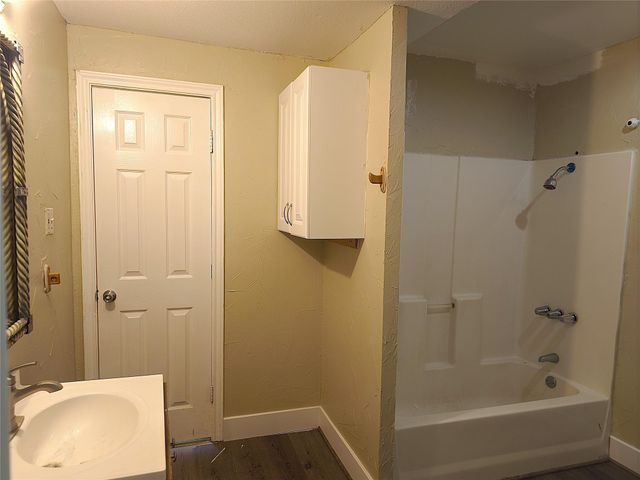 1003 W Hart Avenue, Pasadena, TX 77506