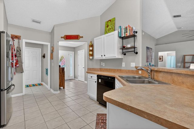 27 LYNDENHURST LANE, Palm Coast, FL 32137