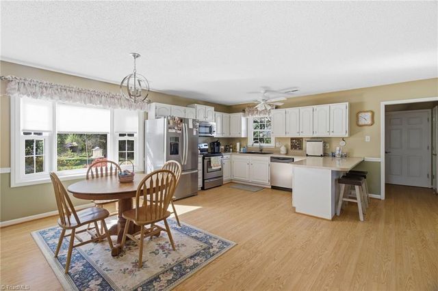1528 Pecan Lane, Kernersville, NC 27284