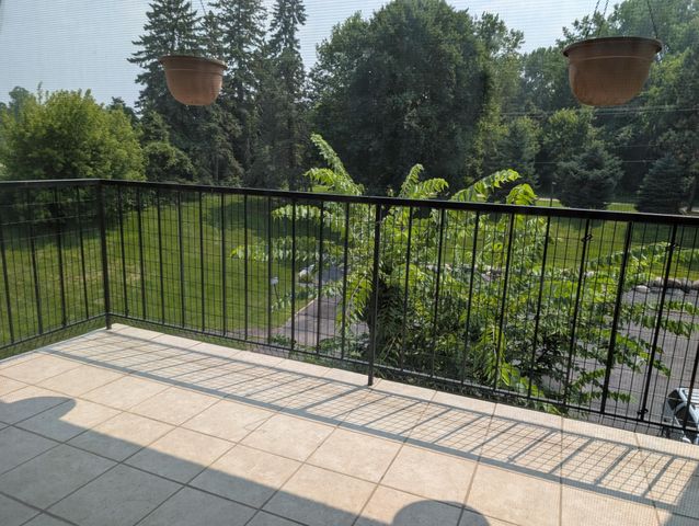 2485 Londin Lane E 323, Maplewood, MN 55119
