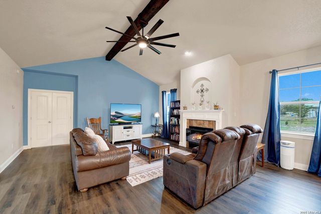 503 Private Road 5764, Lacoste, TX 78039