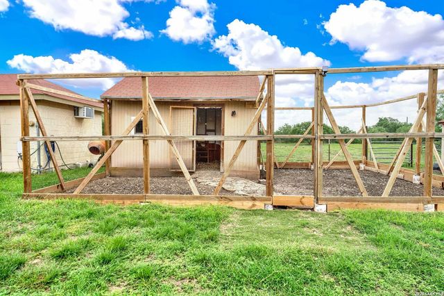 503 Private Road 5764, Lacoste, TX 78039