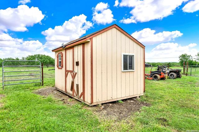 503 Private Road 5764, Lacoste, TX 78039