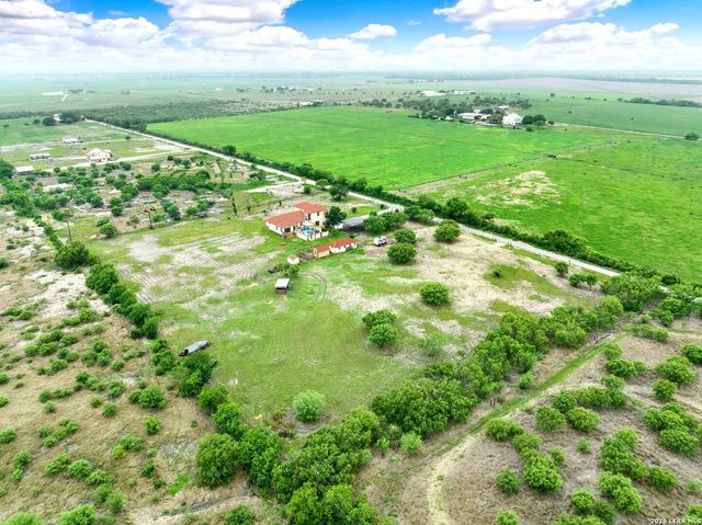 503 Private Road 5764, Lacoste, TX 78039