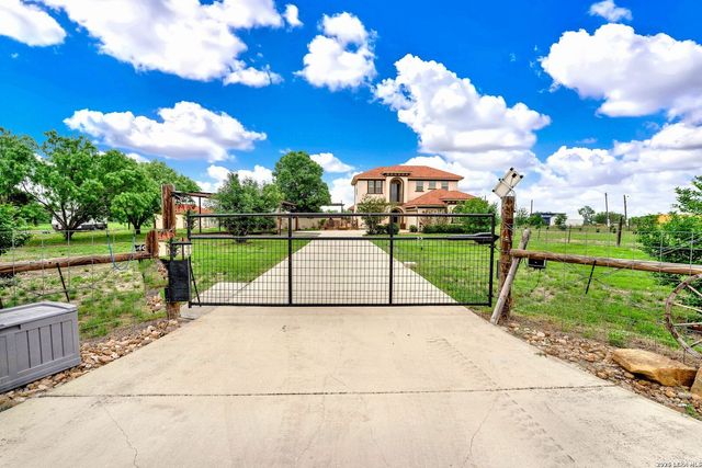 503 Private Road 5764, Lacoste, TX 78039