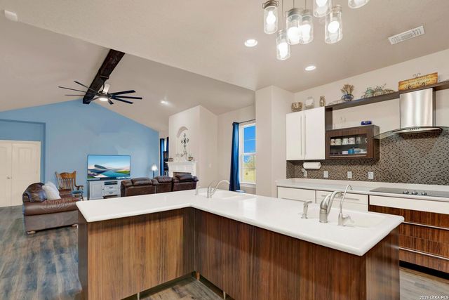 503 Private Road 5764, Lacoste, TX 78039
