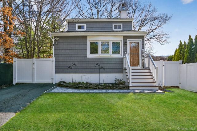 59 2nd Avenue, Holtsville, NY 11742