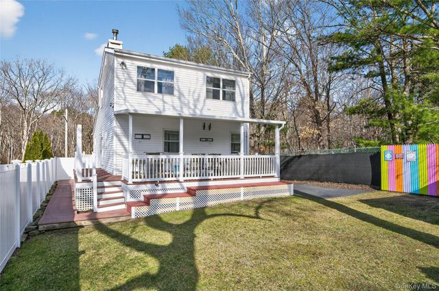 59 2nd Avenue, Holtsville, NY 11742