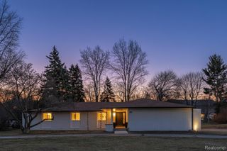 1661 Winthrop Road, Bloomfield Hills, MI 48302