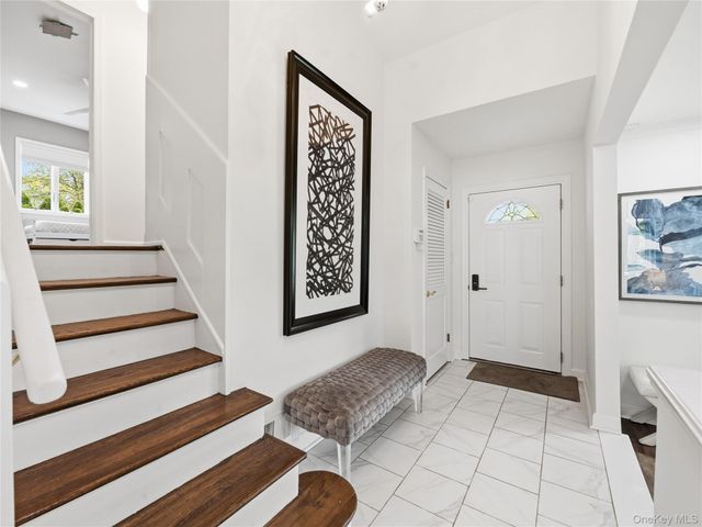 1 White Oak Drive, Port Washington, NY 11050