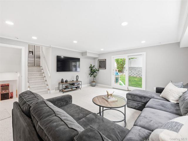 1 White Oak Drive, Port Washington, NY 11050