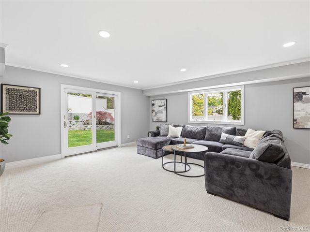 1 White Oak Drive, Port Washington, NY 11050