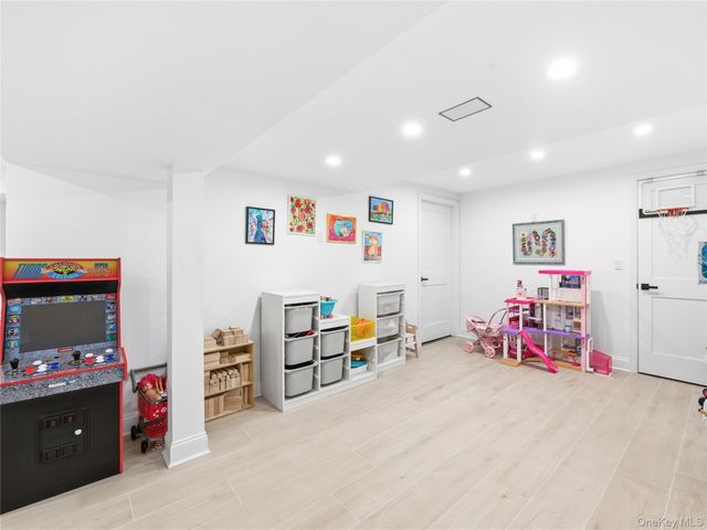 1 White Oak Drive, Port Washington, NY 11050