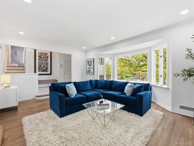 1 White Oak Drive, Port Washington, NY 11050