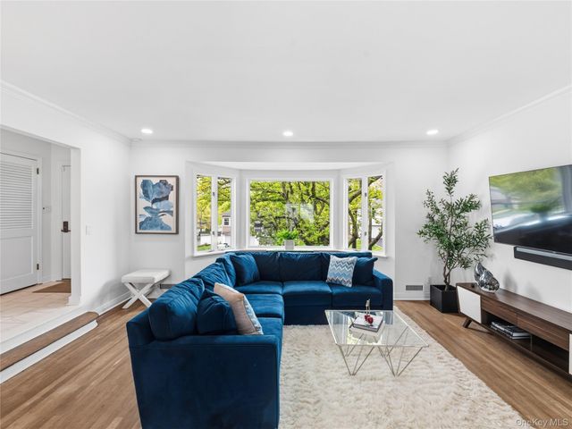 1 White Oak Drive, Port Washington, NY 11050