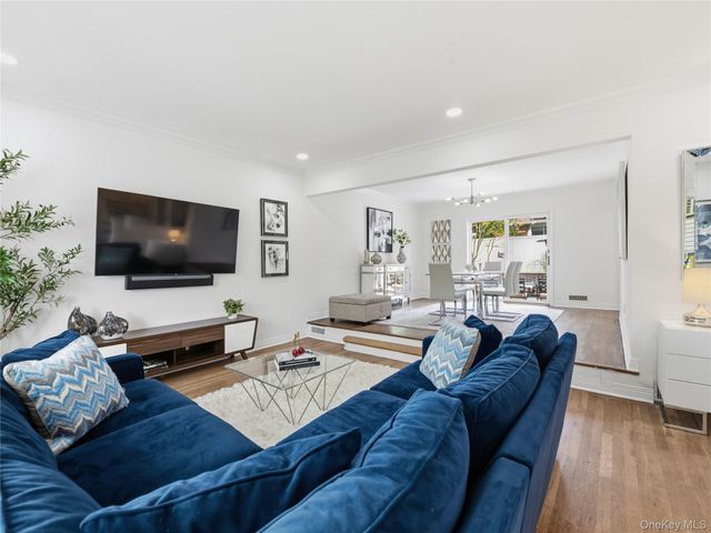 1 White Oak Drive, Port Washington, NY 11050