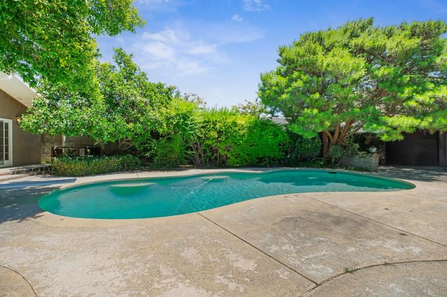 817 Hampshire Ct, Modesto, CA 95350