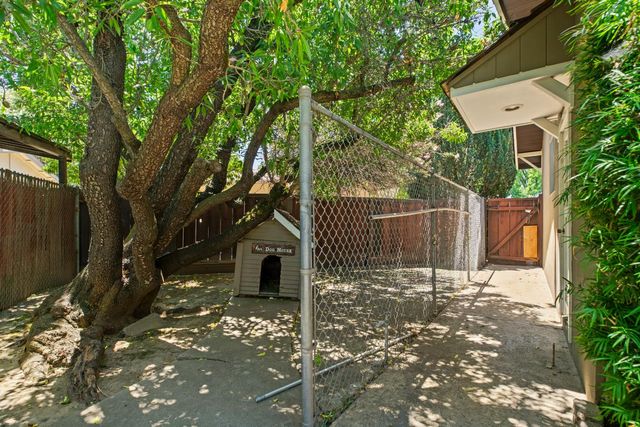 817 Hampshire Ct, Modesto, CA 95350