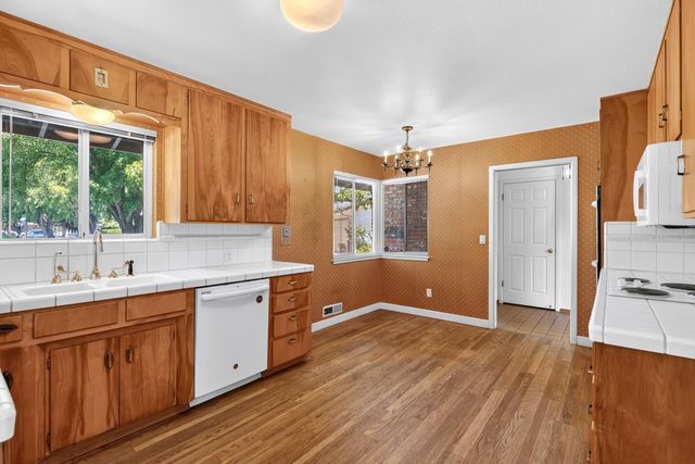 817 Hampshire Ct, Modesto, CA 95350