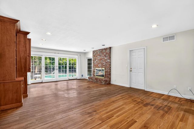 817 Hampshire Ct, Modesto, CA 95350