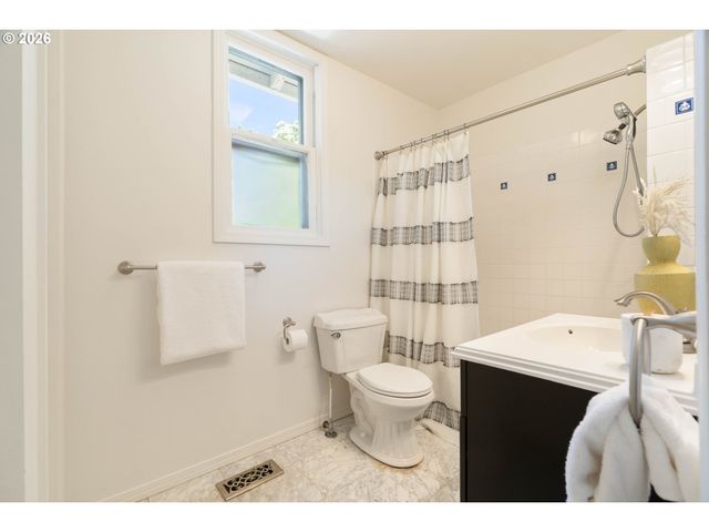 150 E Arlington St, Gladstone, OR 97027